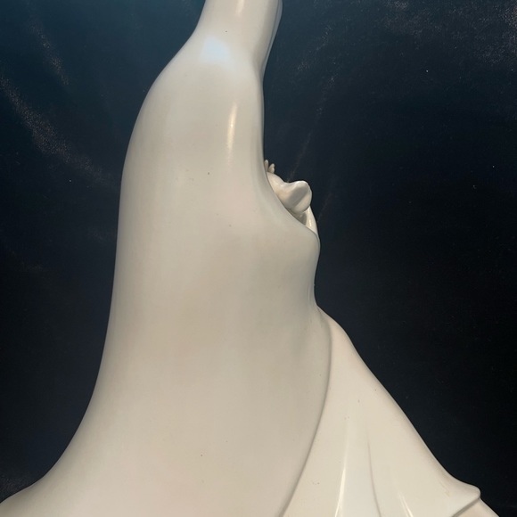 Beautiful Porcelain Seated Madonna with Baby Jesus. 9” high 8.5” at the widest - Picture 7 of 12